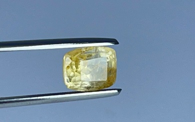 Naturel saphir jaune 4.49cts. taille oval intense clear yellow +- 9,74 mm x 7,46 mm....