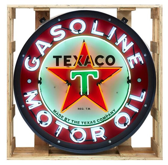 Néon Texaco Gazoline Motor Oil Neon grand modéle en verre cristal soufflé pour le pétrolier Texaco modèle Motor Oil de couleur rouge blanc et vert. Structure en métal , fond en tole peinte a l éffigie du petrolier Texaco, il est présenté dans son...