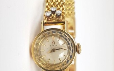 OMEGA - Ladies' WATCH in gold 750 ‰, attachment with three diamonds, white dial, baton index, mechanical movement. PB 35.9 g