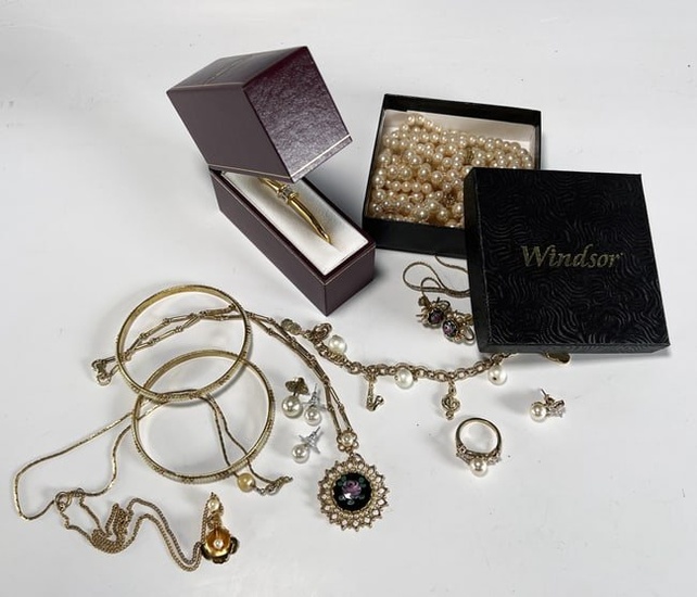 PEARL AND GOLD JEWELRY LOT