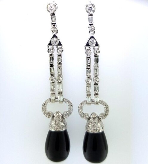 Pair of articulated Art Deco earrings in 750°/°° white gold set with round diamonds and baguettes set with onyx pear-shaped pendants, L.5cm, Gross weight: 11,78g