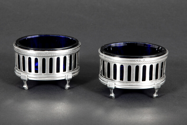 Pair of neoclassical salt cellars in blue crystal glass with a frame in marked solid silver ||pair or neoclassical salt cellars in blue glass and marked silver