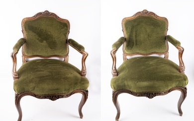 Paire de fauteuils à dossier plat en noyer mouluré sculpté à garniture de velours vert,...