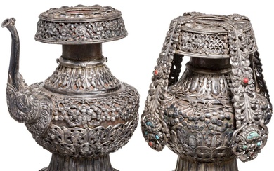 Paire de luxueux vases rituels tibétains montés en argent (bumpa), 19e siècle. Deux récipients en...