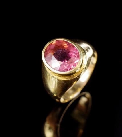 Pink tourmaline and 18ct yellow gold ring rubbed crown and 1...