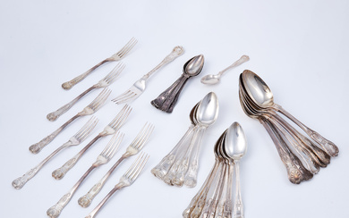 SILVER CUTLERY, 34 dlr, “English seashell”, 1 dining fork, 8 table forks, 12 table spoons, 7 tablespoons, 5 dessert spoons, 1 teaspoon.