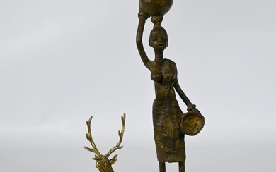 Sculpture en bronze à patine brune nuancée figurant une femme portant un vase sur sa...