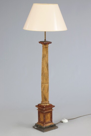 Stehlampe mit Fuss in Form einer klassizistischen, kannelierten Saeule