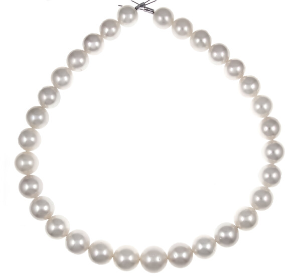 Strand from the South Seas with 31 very fine South Sea pearls 16.4 - 13.0 mm with very, very few natural features and excellent luster, L. 44.2 cm, 131.1 g