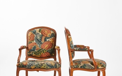 Suite de 4 fauteuils à dossier plat en bois naturel mouluré garnis de tapisseries aux...