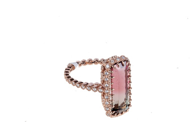 Turmalin-Diamant Ring 750er Rosé Gold. Feiner rechteckiger pinkfarbener Turmalin. Fassung...