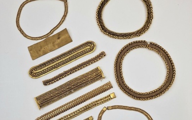 Un ensemble de bijoux fantaisie en métal doré, comprenant : - 6 bracelets (5 bracelets...