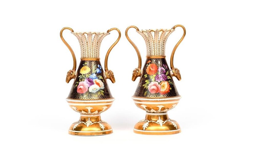 Une paire rare de vases Spode vers 1815-20, les formes en forme de poire peintes...