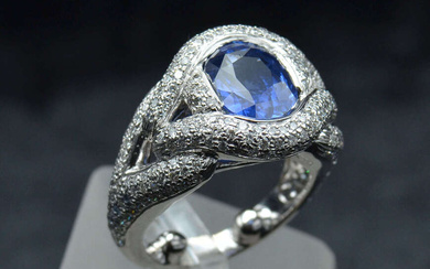 White gold ring with diamonds and sapphires Baltais zelts, 18K, 252 naturāli briljanti - (1.4 ct, round brilliant cut, VS-SI, 1.0-1.3 mm), 1 safīrs - oval mixed cut, 4.7 ct, 10.1x9.2x5.4 mm, MI1. Svars 12.20 g, iekšējais diametrs 16.89 mm, ir sertifikāts