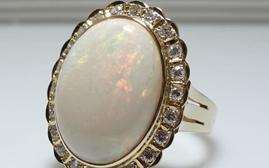 14 kt. Yellow gold - Ring - 11.70 ct austral. Full opal 11.7 ct. - Diamonds