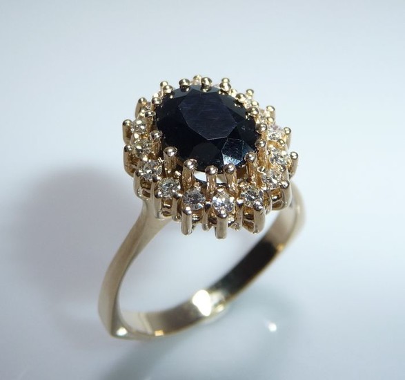 14 kt. Yellow gold - Ring - 2.50 ct Sapphire - Diamonds 0.50 ct.