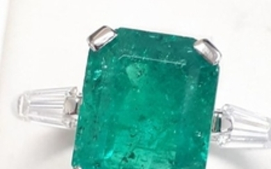 Platinum - Ring - 4.50 ct Emerald - Diamond