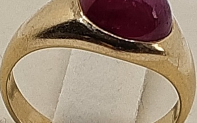 585 gold ring. 14 karats <br>With 1.0 karat cabochon Ruby...
