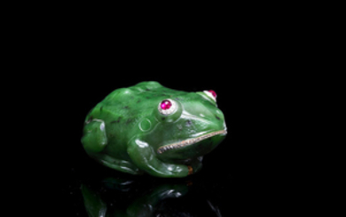 A jewelled nephrite frog pillbox