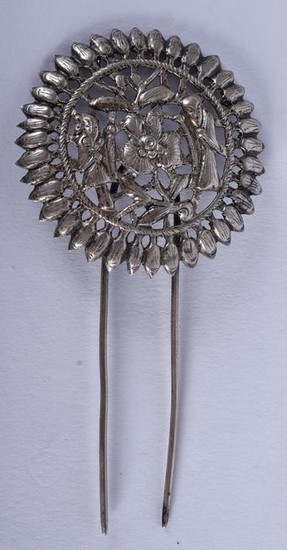 A 19TH CENTURY CHINESE EXPORT SILVER HAIR SLIDE. 8 cm x