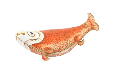 A CHINESE EXPORT GILT-DECORATED 'FISH' TUREEN AND COVER 清十八世紀 外銷描金魚形盤連蓋