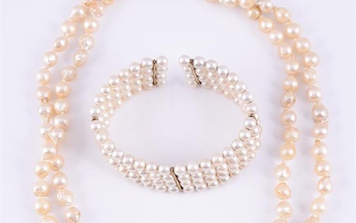 † A CULTURED PEARL NECKLACE AND BRACELET