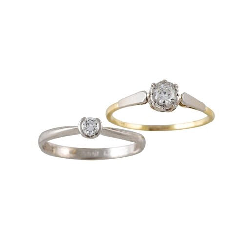 A DIAMOND SOLITAIRE RING, the old cut diamond mounted in yel...