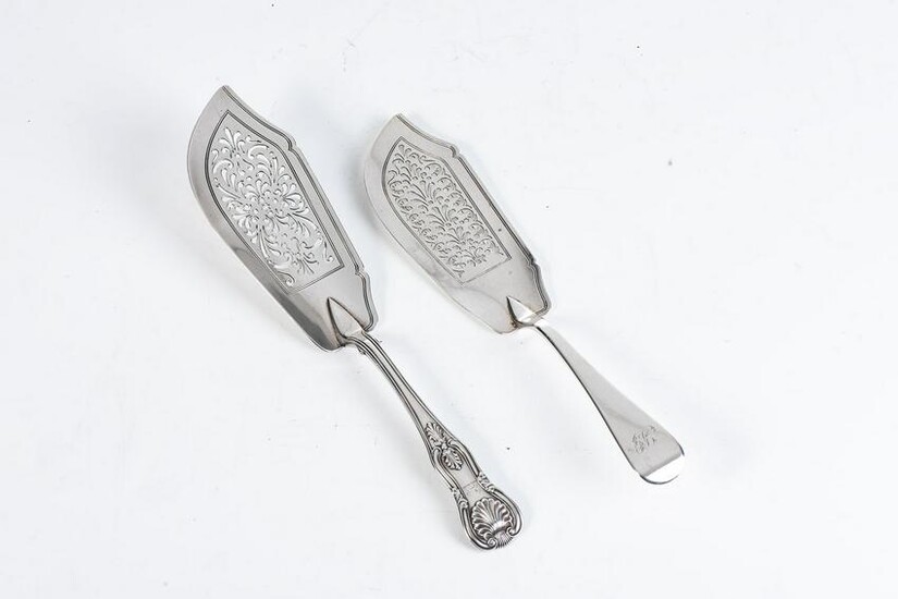 A GEORGE IV SILVER OLD ENGLISH PATTERN FISH SLICE