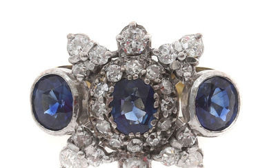 A MODERN SAPPHIRE AND DIAMOND CLUSTER RING.