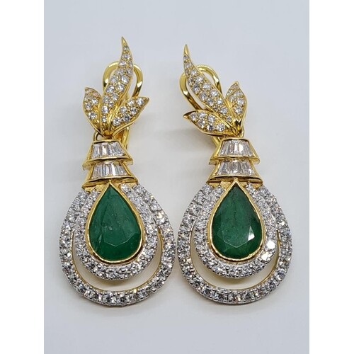 A PAIR OF DIAMOND AND EMERALD CLASSIC EARRINGS SET IN 18K YE...