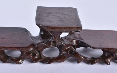 A SMALL EARLY 20TH CENTURY CHINESE CARVED HARDWOOD SCHOLARS STAND Late Qing/Republic. 15 cm x 5 cm.
