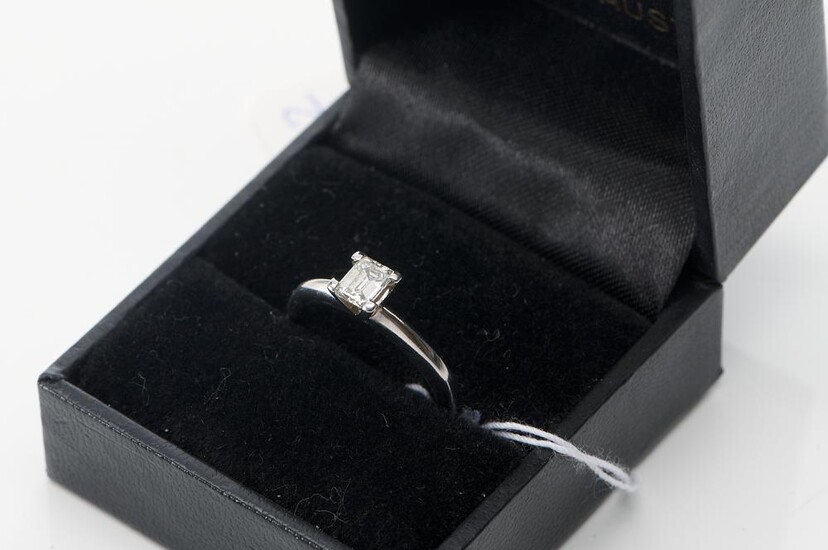 A SOLITAIRE DIAMOND RING IN 18CT WHITE GOLD, THE EMERALD CUT DIAMOND WEIGHING 0.43CT, SIZE L, 4GMS