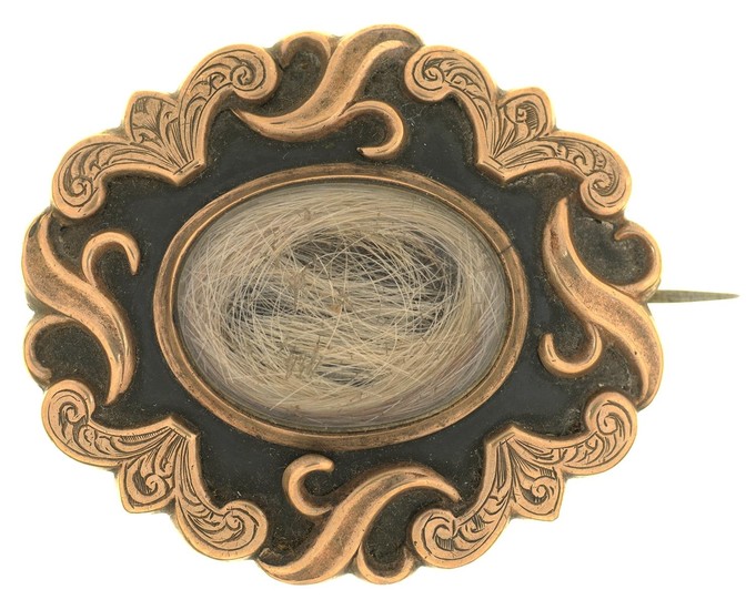 A VICTORIAN MOURNING BROOCH, IN GOLD WITH INSET HAIR, 5 CM L