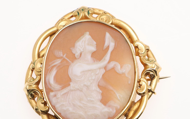 A VICTORIAN SHELL CAMEO BROOCH IN GOLD PLATED MOUNT.