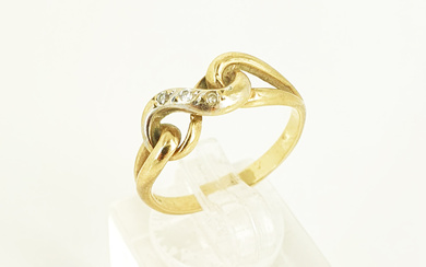 A VINTAGE 14ct GOLD AND DIAMOND RING