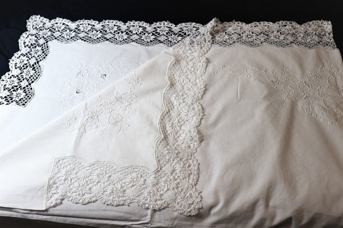 A beautiful set of 100% Cotton Sheets with a cute embroidery bobbin (1) - Cotton