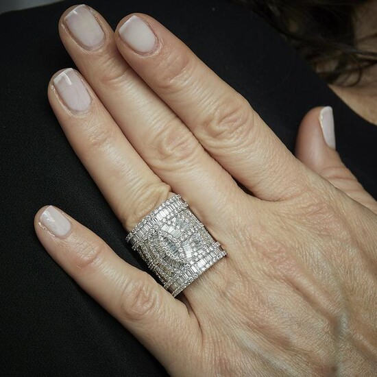 A diamond, imitation white stone and 18K gold ring.