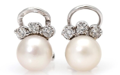 SOLD. A pair of pearl and diamond ear clips each set with a cultured pearl and three brillaint-cut diamonds, mounted in 14k white gold. L. 10.5 cm. (2) – Bruun Rasmussen Auctioneers of Fine Art