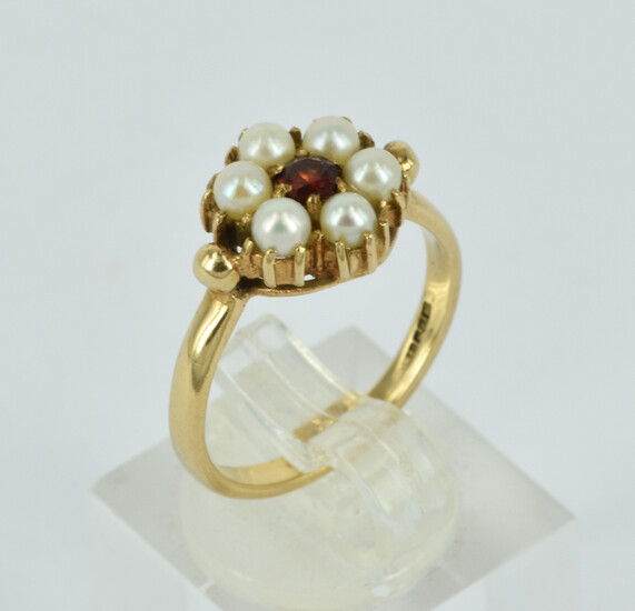 AN ANTIQUE 9CT GOLD, SEED PEARL AND GARNET RING