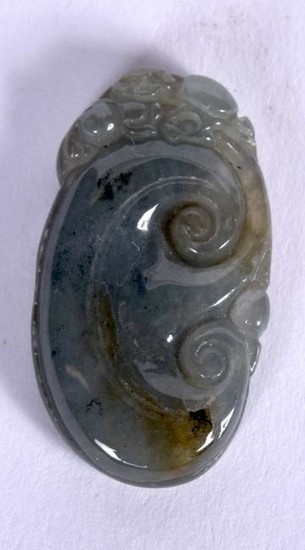 AN EARLY 20TH CENTURY CHINESE CARVED JADE PENDANT, in