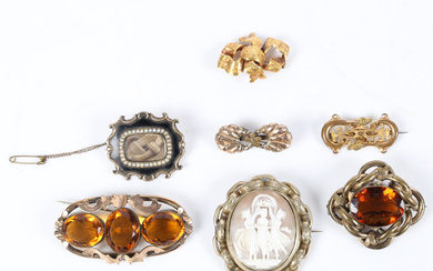 ASSORTMENT OF ANTIQUE BROOCHES.