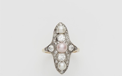 Bague Art déco avec diamants et perles Or jaune 14 cts, platine. Forme marquise, sertie...