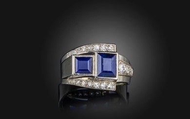 Bague Art déco en saphir et diamant, vers 1930, au design de boucle stylisée, sertie...