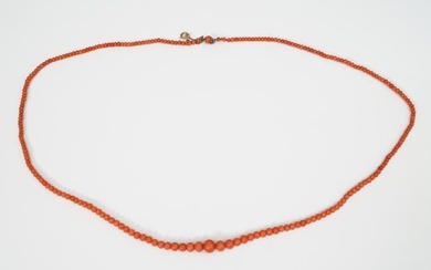 Blood coral necklace with silver and gold lock, 18 kt, l. 72 cm.