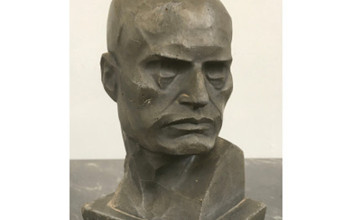 Busto futurista di Mussolini realizzato in aighellite, materiale autarchico simile all'argilla, iscritto ONB sul basamento e marcato sotto la base...
