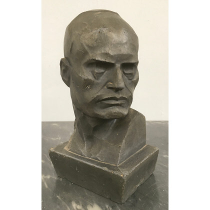 Busto futurista di Mussolini realizzato in aighellite, materiale autarchico simile all'argilla, iscritto ONB sul basamento e marcato sotto la base...