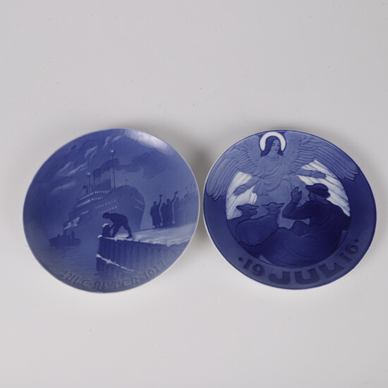 COLLECTOR PLATES, 2 pieces, porcelain, Royal Copenhagen, 1916-17.