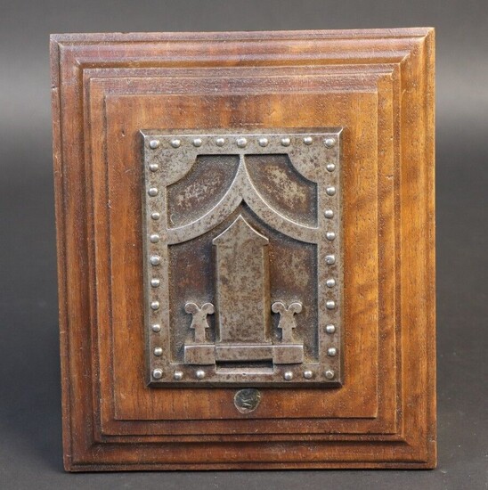 Secret lock cover. Steel. Period XVIII°, XIX°. Dim. 8,9*6,6 cm. Presented on a walnut plate