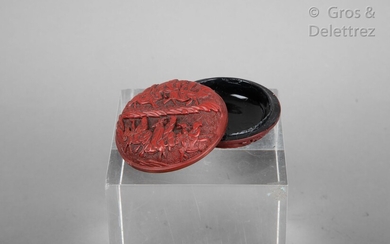 Chine, XVIIIe siècle Boîte en laque de cinabre sur métal, à décor d'immortels sur leurs...