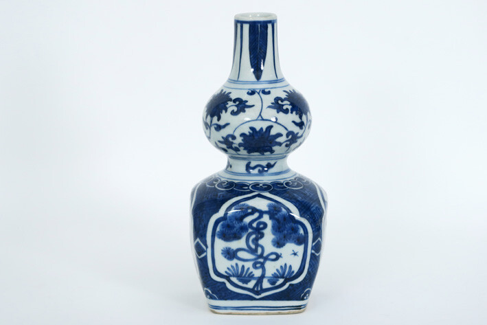 Chinese vaas met aparte kalebasvorm in gemerkt porselein met een blauwwit decor - hoogte : 24 cm ||Chinese vase in marked porcelain with blue-white decor